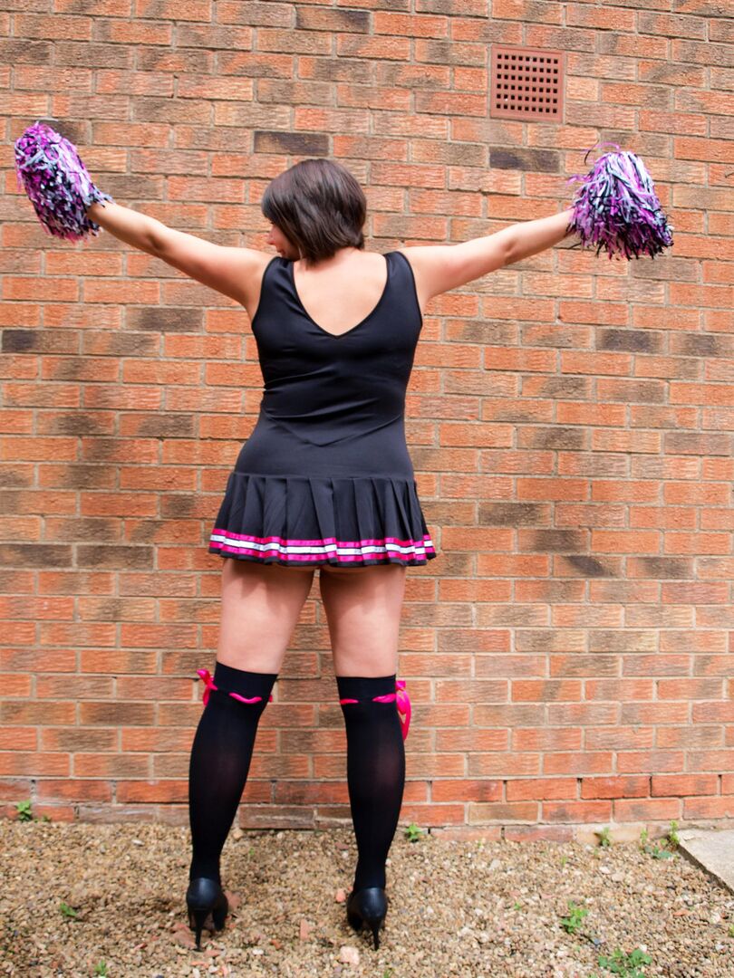 16P Mollige Cheerleaderin Roxy entblößt ihre großen Titten an einer Ziegelwand