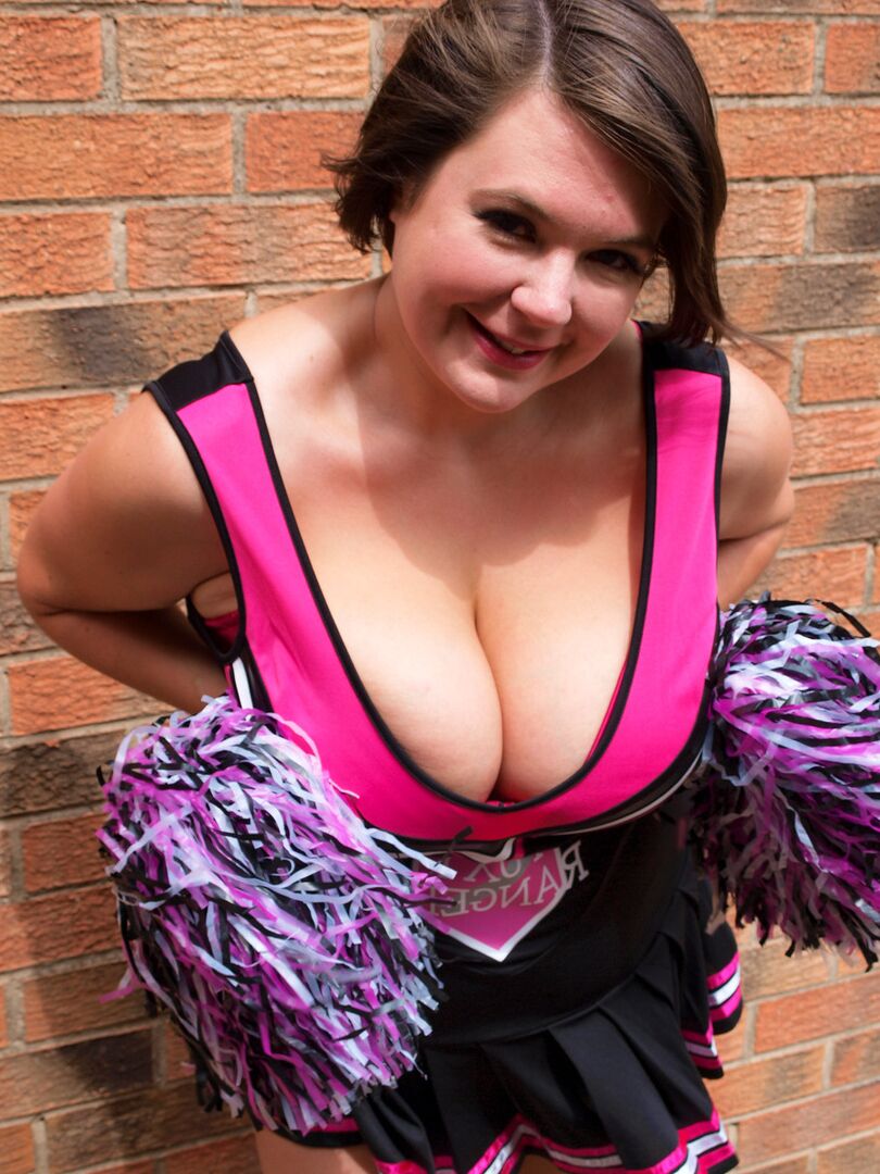 16P Mollige Cheerleaderin Roxy entblößt ihre großen Titten an einer Ziegelwand