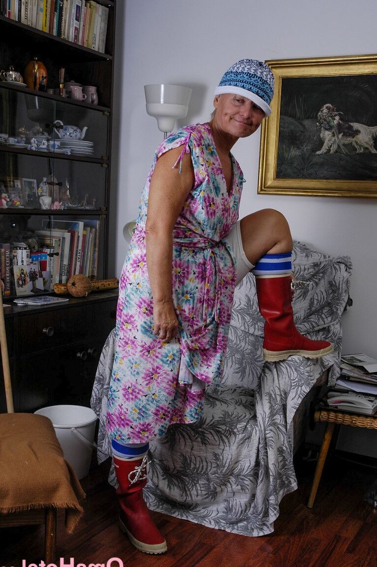 21P La abuela muy mayor Majka jugando con su coño hambriento con un consolador en una silla