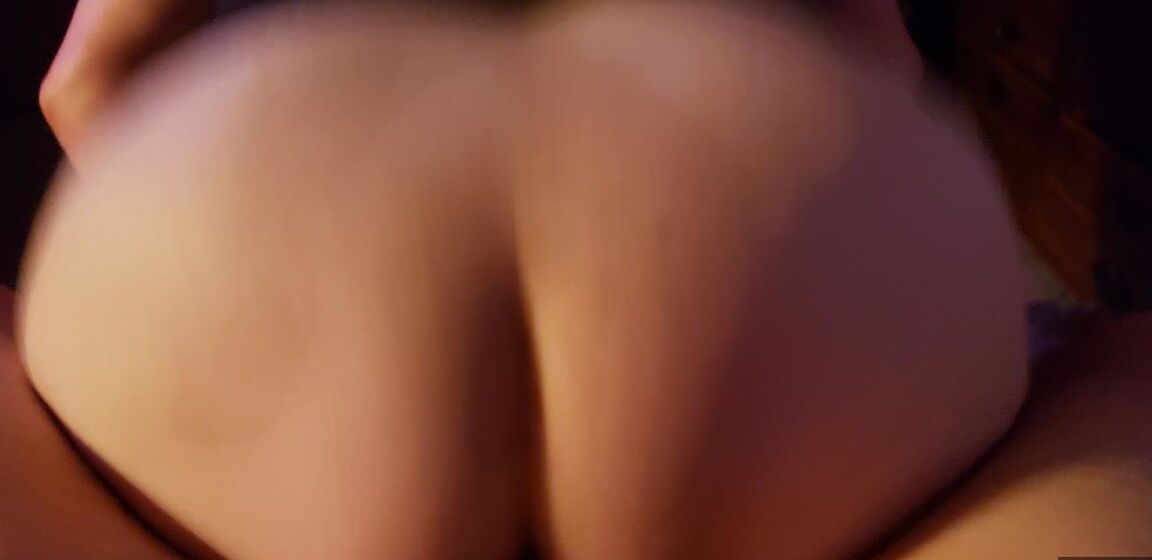 20P Amateur pulpeuse Sexy NE BBW se déshabille sur son lit après avoir flashé dans un magasin