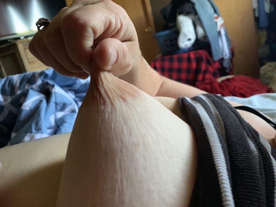 20P Amateur pulpeuse Sexy NE BBW se déshabille sur son lit après avoir flashé dans un magasin