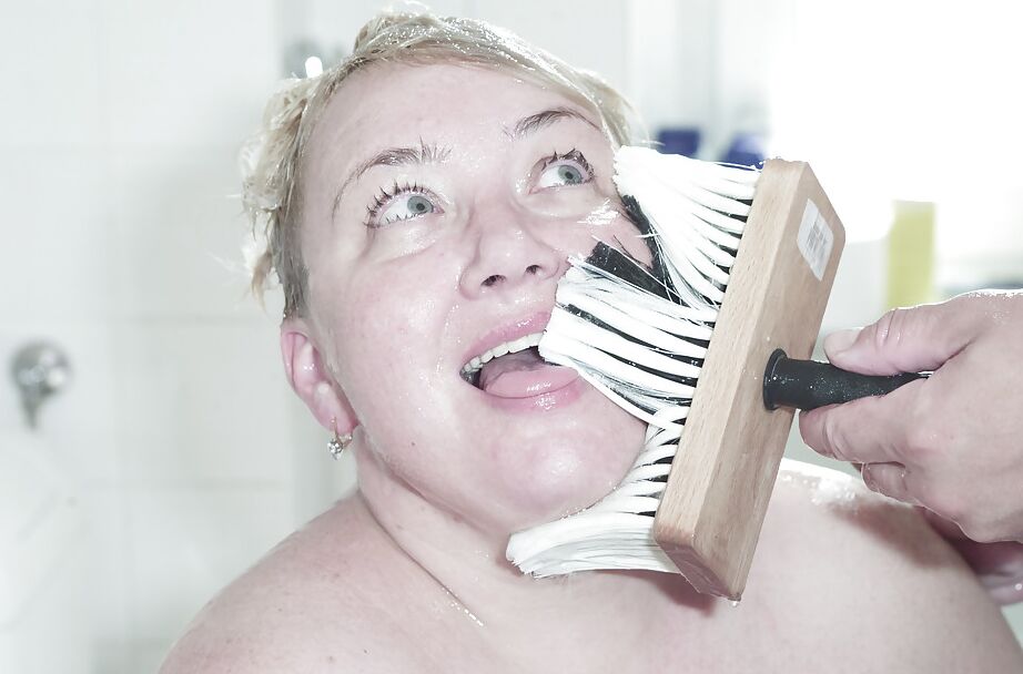 16P Euro SSBBW pornstar levando gozada no rosto no banho após fisting hardcore