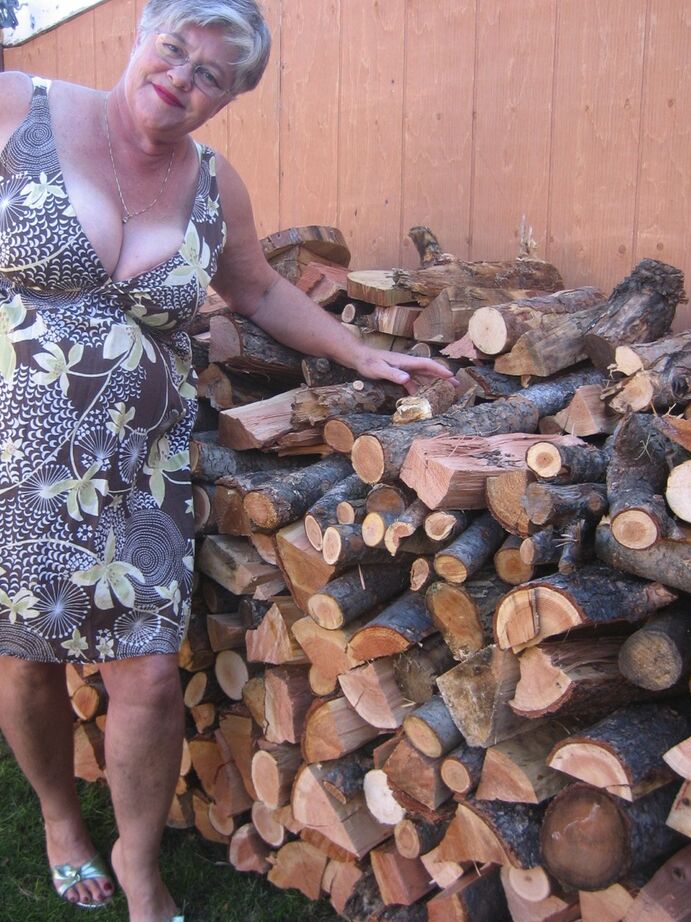 20P Abuela mayor descarada se desnuda junto a la pila de madera para mostrar sus tetas BBW
