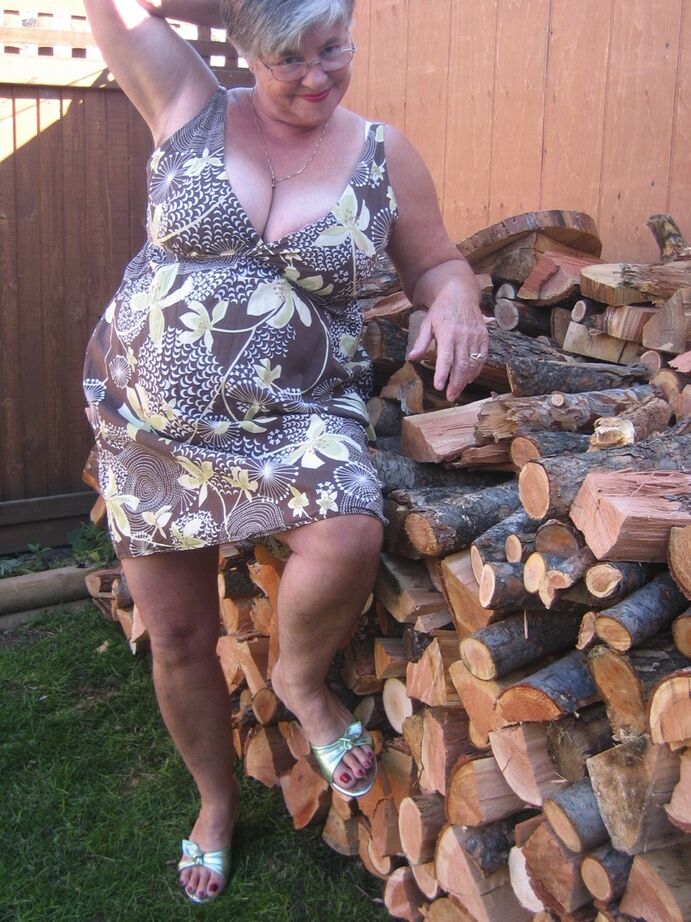 20P Abuela mayor descarada se desnuda junto a la pila de madera para mostrar sus tetas BBW