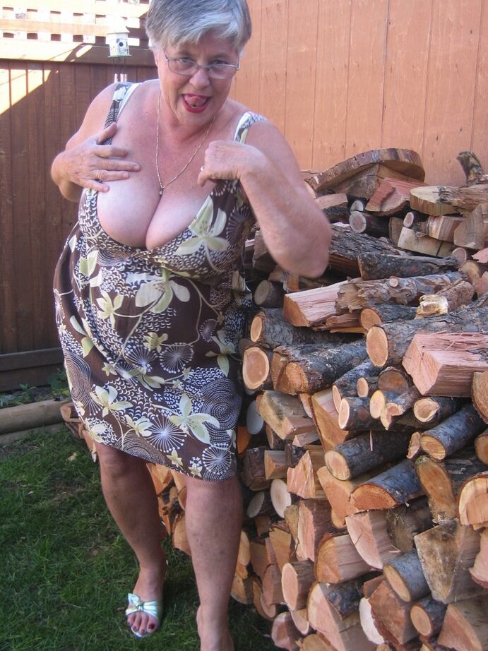 20P Abuela mayor descarada se desnuda junto a la pila de madera para mostrar sus tetas BBW