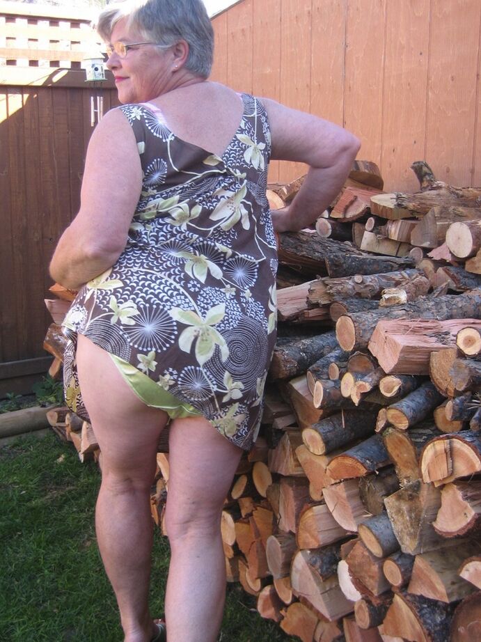 20P Abuela mayor descarada se desnuda junto a la pila de madera para mostrar sus tetas BBW