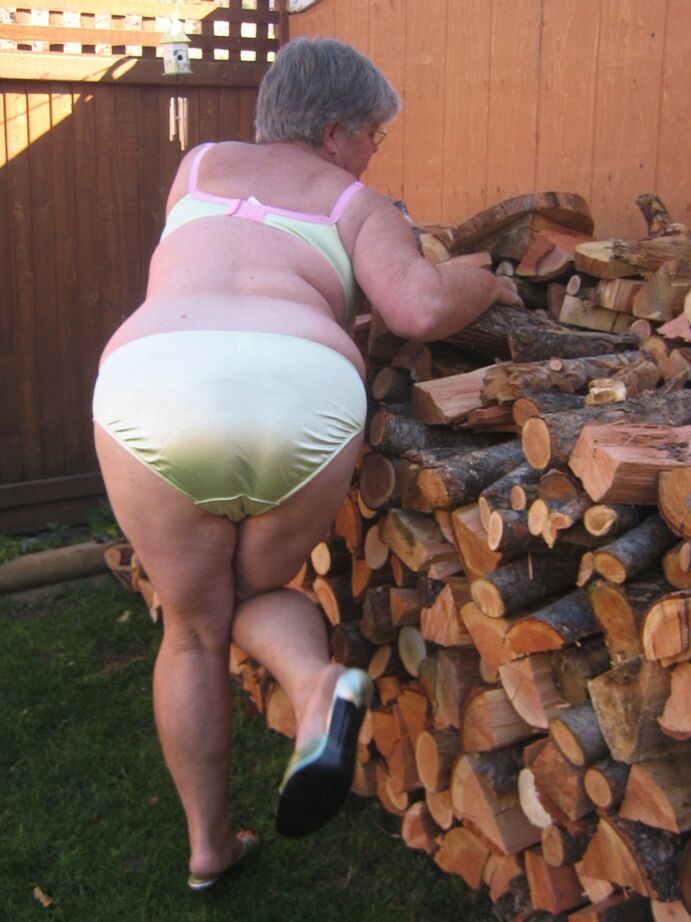 20P Abuela mayor descarada se desnuda junto a la pila de madera para mostrar sus tetas BBW