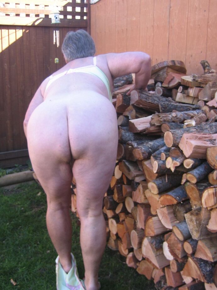 20P Abuela mayor descarada se desnuda junto a la pila de madera para mostrar sus tetas BBW
