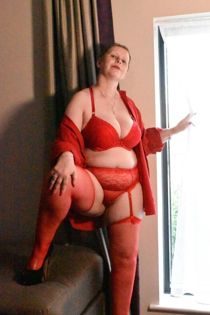 Die 16P reife BBW Posh Sophia zeigt ihre großen Brüste, während sie auf ihrem Bett masturbiert