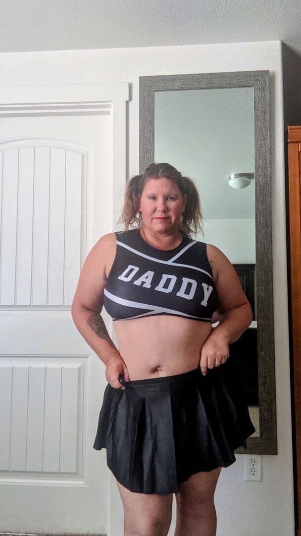 16P Madura gorda peituda Kris Ann dedo fode sua buceta depois de lamber um mamilo
