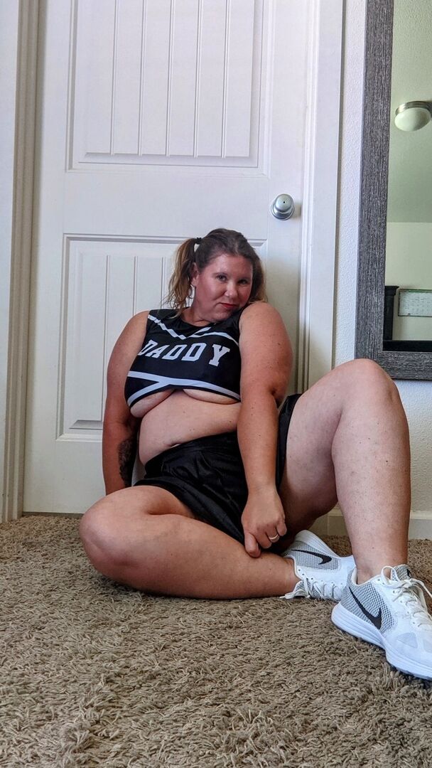 16P Madura gorda peituda Kris Ann dedo fode sua buceta depois de lamber um mamilo