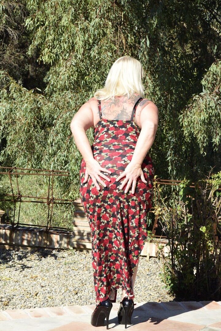 Die 16P dicke, blonde Oma Melody verliert im Freien ihren großen Hintern aus einem langen Kleid