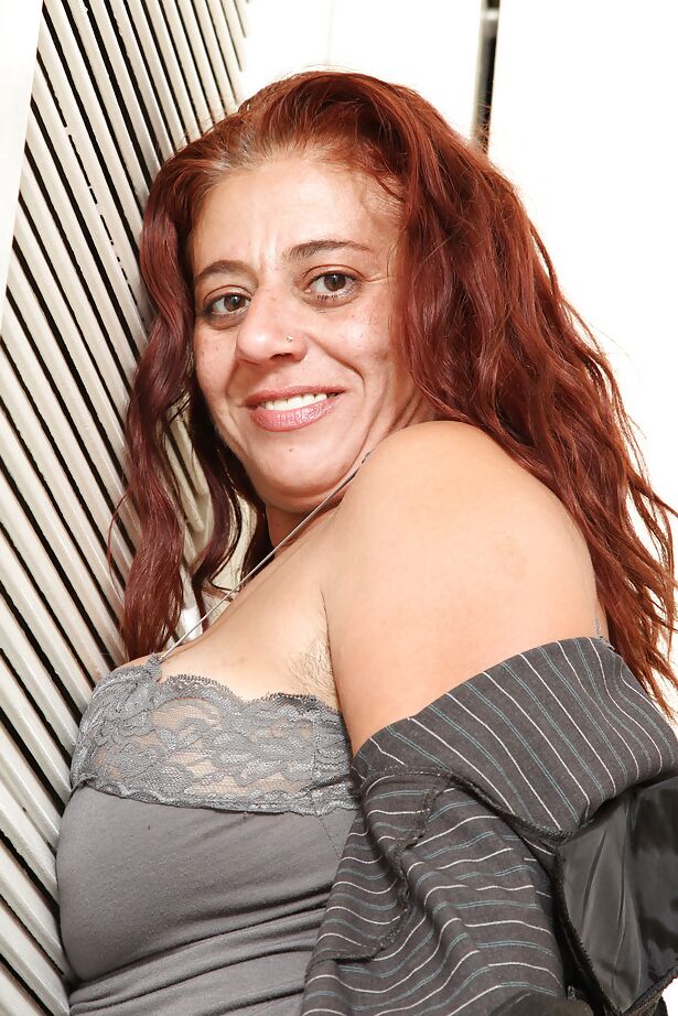 16P Une grosse femme mature déchire ses collants et expose sa chatte hirsute