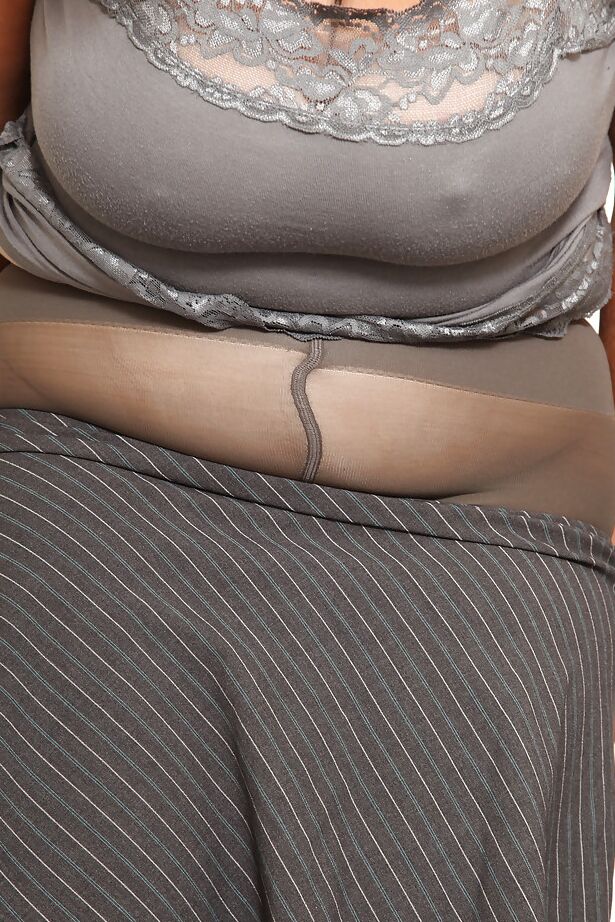 16P Une grosse femme mature déchire ses collants et expose sa chatte hirsute