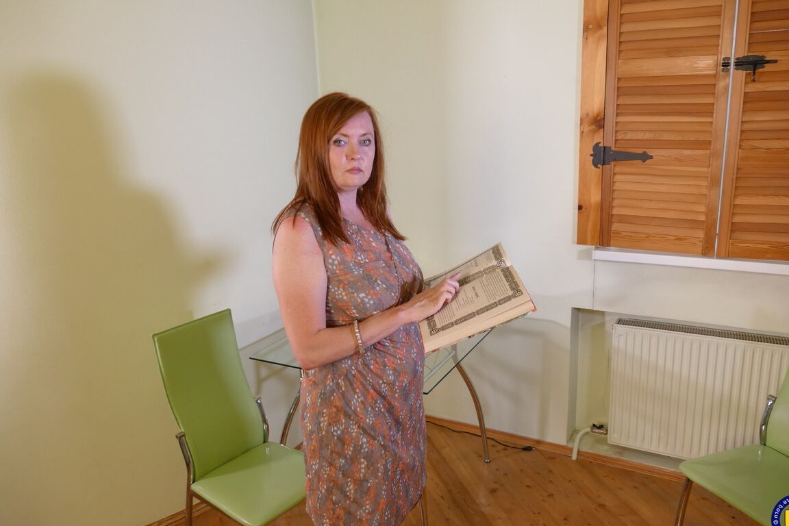 11P Une rousse plus âgée se déshabille avant d'apporter un jouet sexuel à son castor