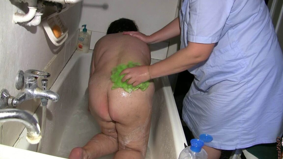 21P Chubby granny Gisela gets her twat rubbed while getting bathed by nurse Kata