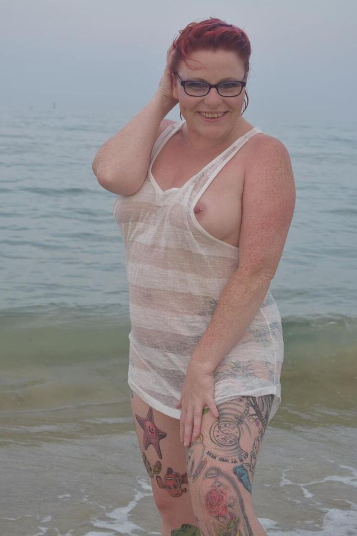 16P La pelirroja madura Mollie Foxxx moja su cuerpo tatuado en el océano