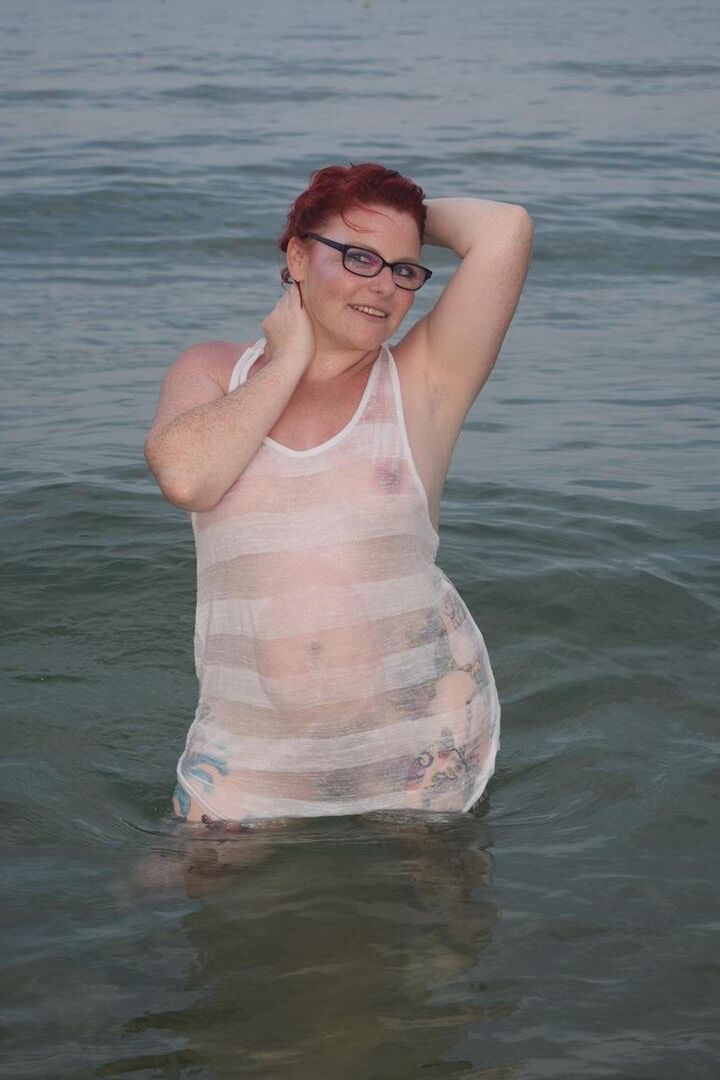 16P La pelirroja madura Mollie Foxxx moja su cuerpo tatuado en el océano