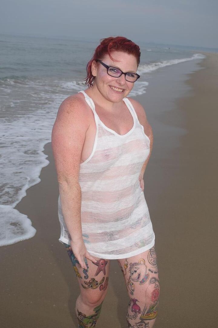 16P La pelirroja madura Mollie Foxxx moja su cuerpo tatuado en el océano