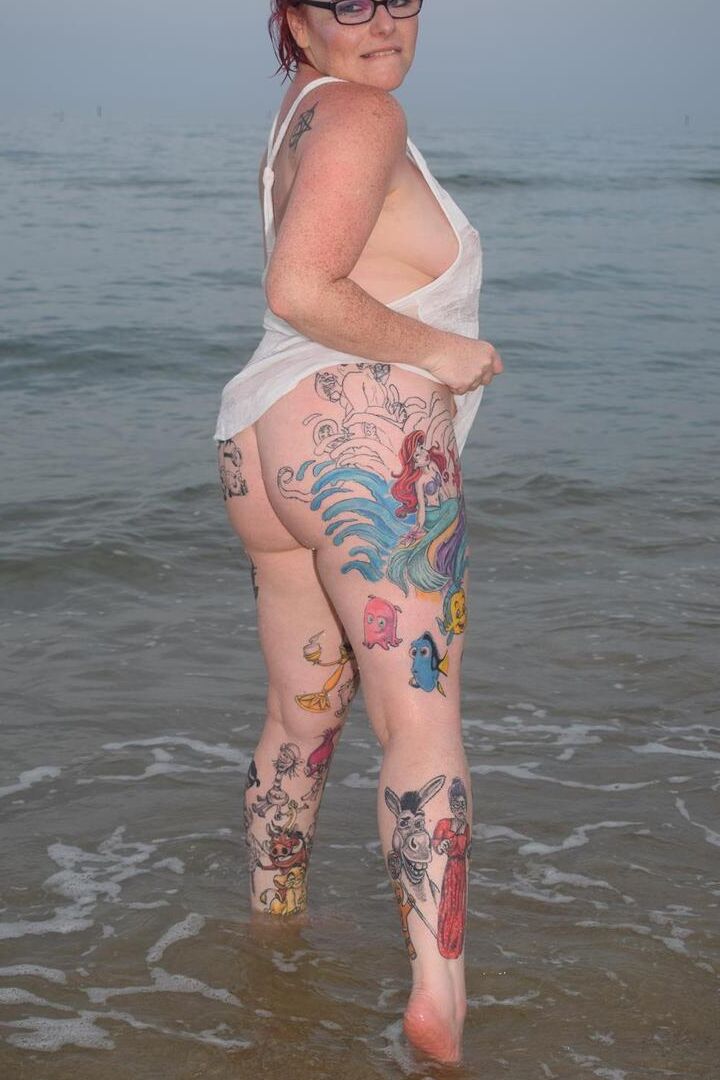 16P La pelirroja madura Mollie Foxxx moja su cuerpo tatuado en el océano