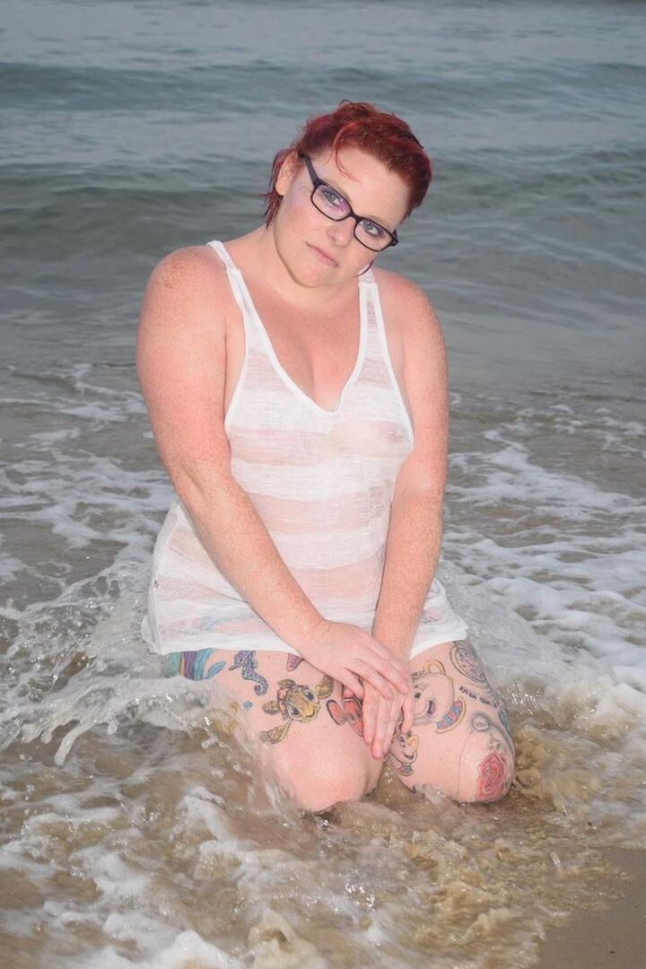 16P La pelirroja madura Mollie Foxxx moja su cuerpo tatuado en el océano