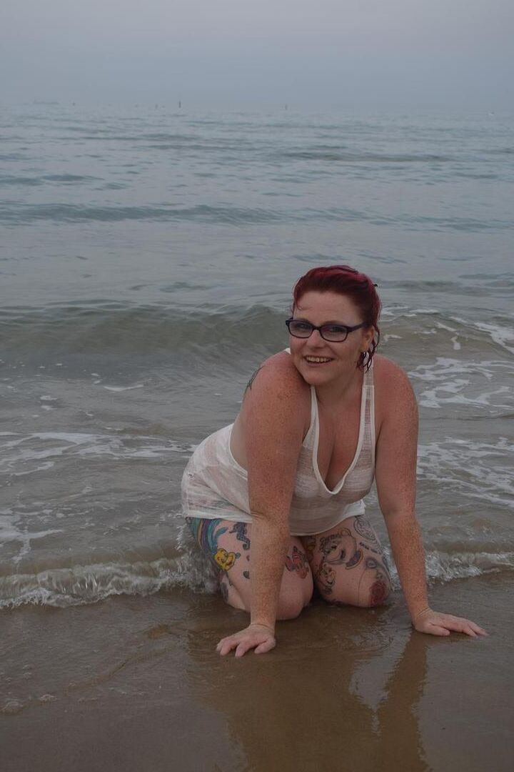 16P La pelirroja madura Mollie Foxxx moja su cuerpo tatuado en el océano
