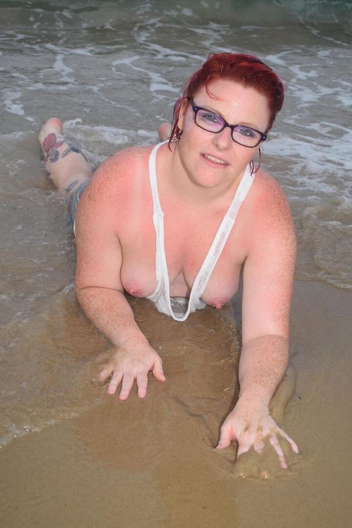 16P La pelirroja madura Mollie Foxxx moja su cuerpo tatuado en el océano
