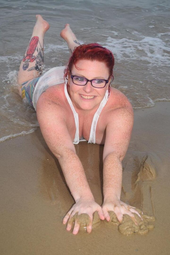 16P La pelirroja madura Mollie Foxxx moja su cuerpo tatuado en el océano