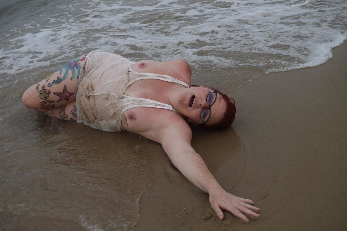 16P La pelirroja madura Mollie Foxxx moja su cuerpo tatuado en el océano