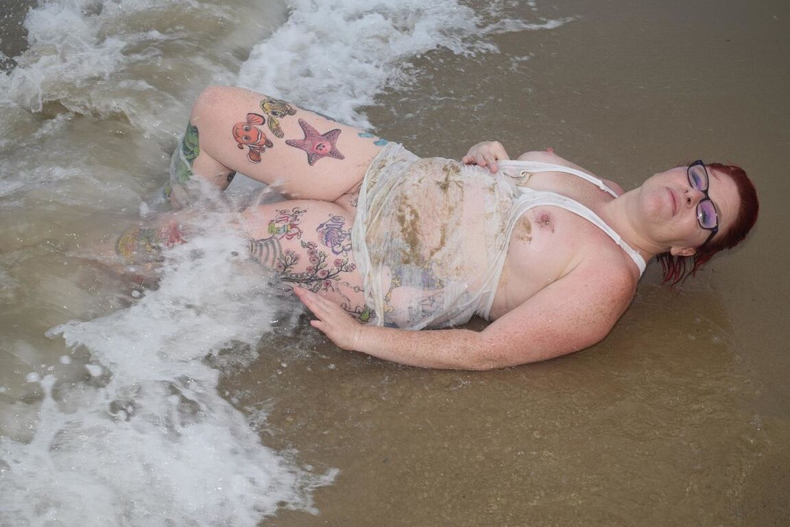 16P La pelirroja madura Mollie Foxxx moja su cuerpo tatuado en el océano