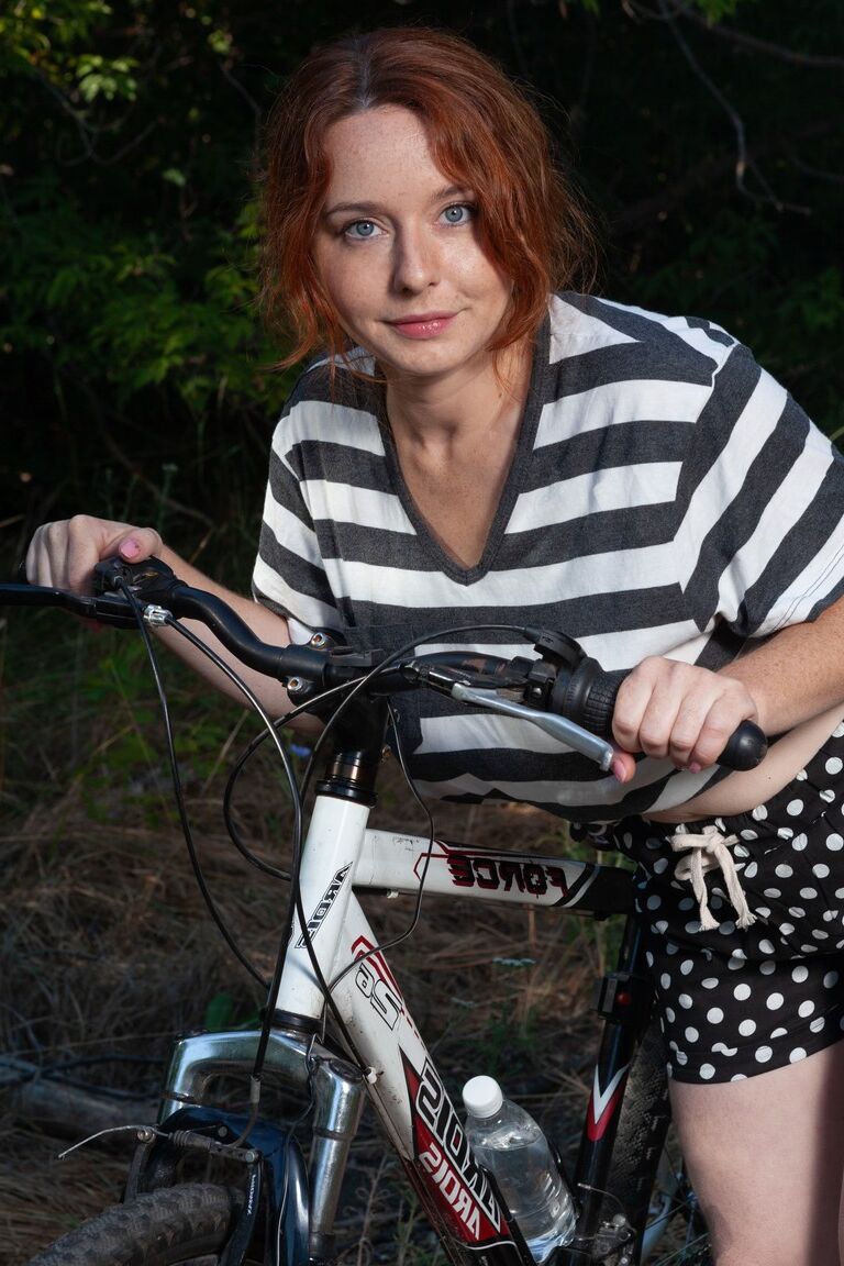 21P A ciclista gordinha Elouisa revela seus peitos grandes