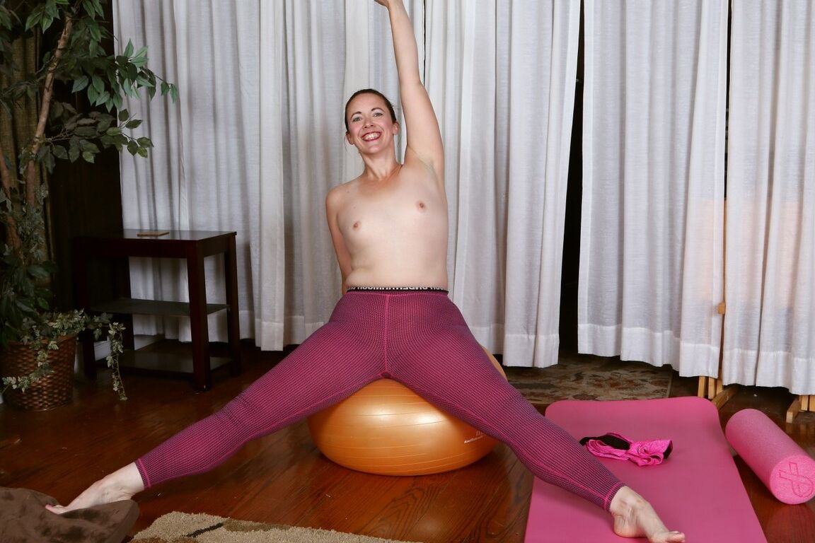 16P Señora de mediana edad muestra su vagina peluda mientras hace yoga