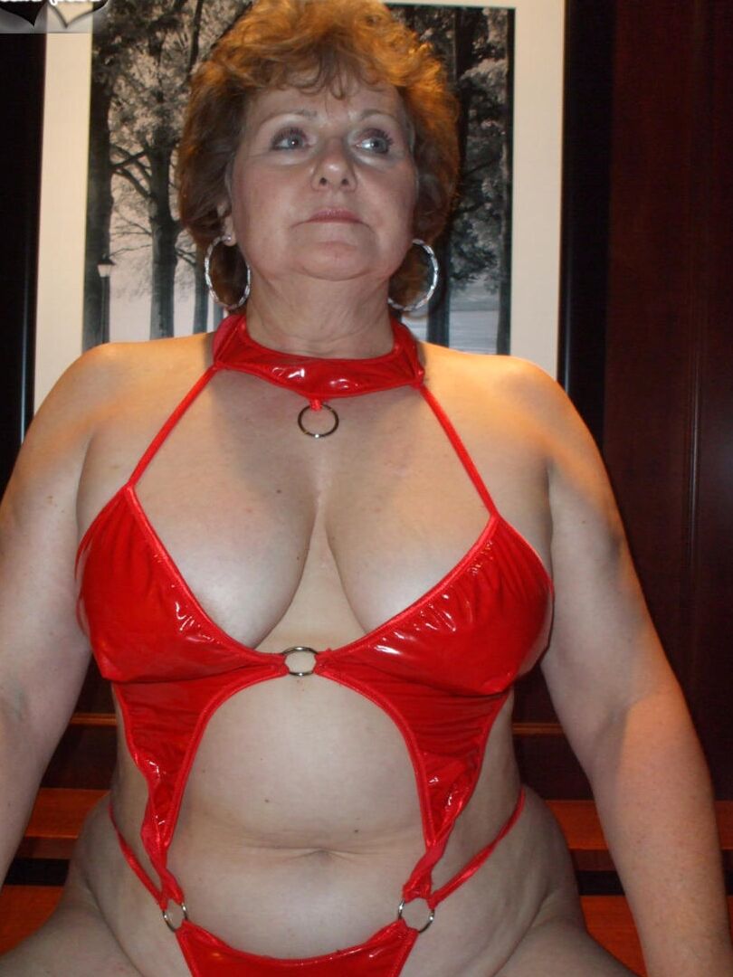 16P Busty Bliss, une femme plus âgée, libère ses gros seins avant de se faire plaisir avec un pénis