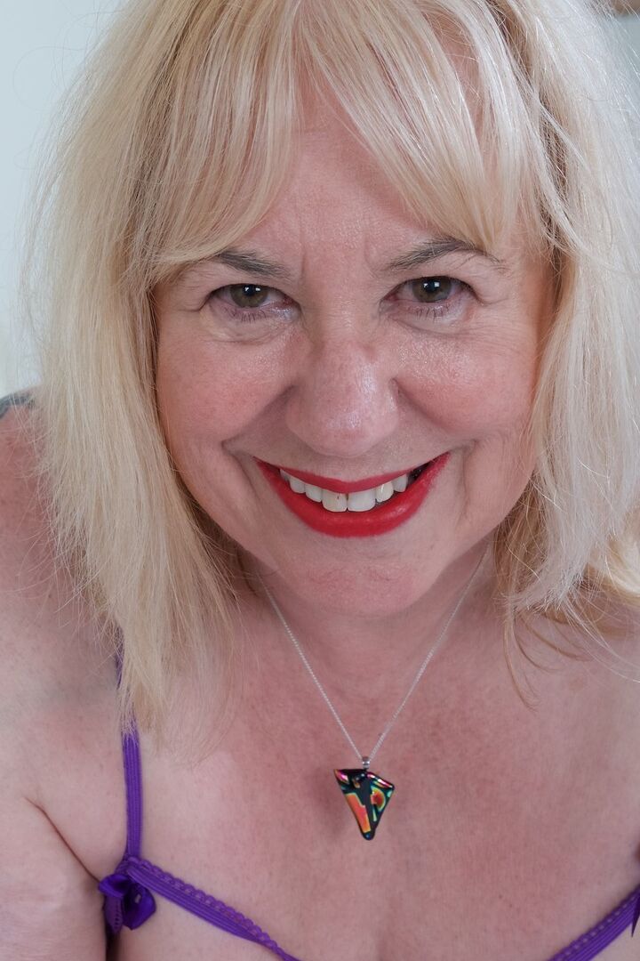 16P La amateur británica Speedy Bee muestra sus grandes tetas mientras se masturba con un consolador