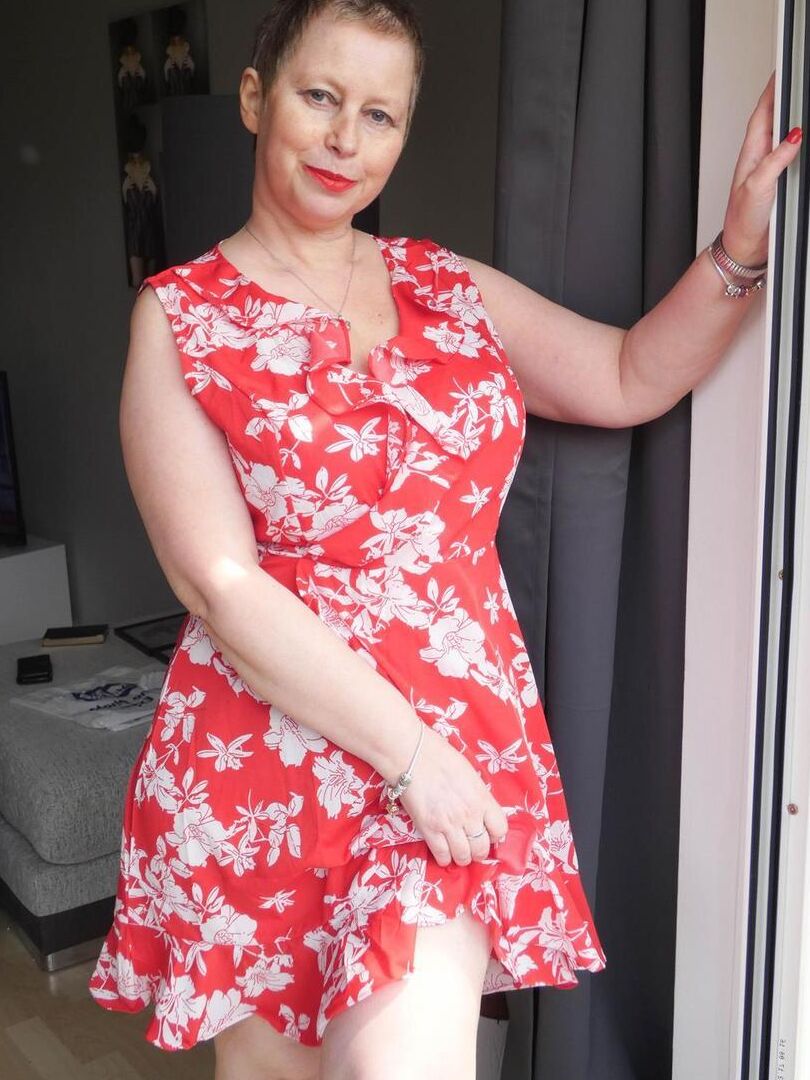 16P Amadora madura Posh Sophia expõe sua bunda grande e arrebata em saltos vermelhos