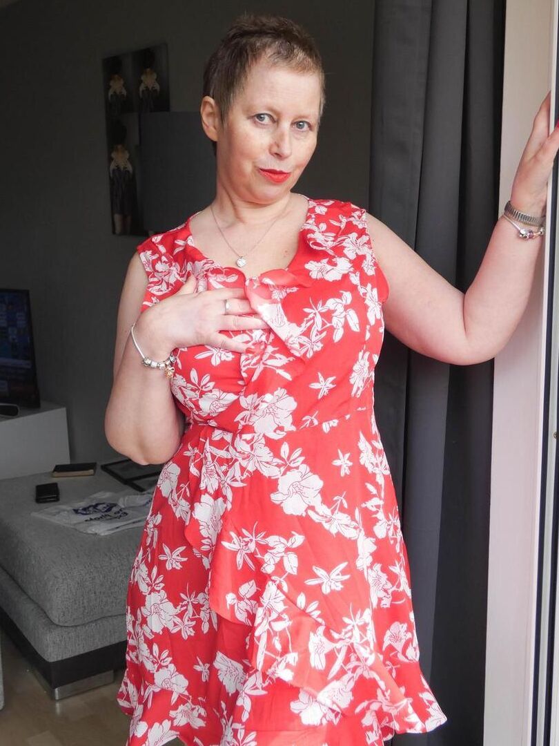 16P Amadora madura Posh Sophia expõe sua bunda grande e arrebata em saltos vermelhos