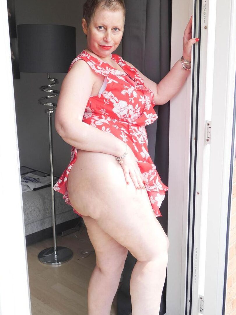 16P Amadora madura Posh Sophia expõe sua bunda grande e arrebata em saltos vermelhos