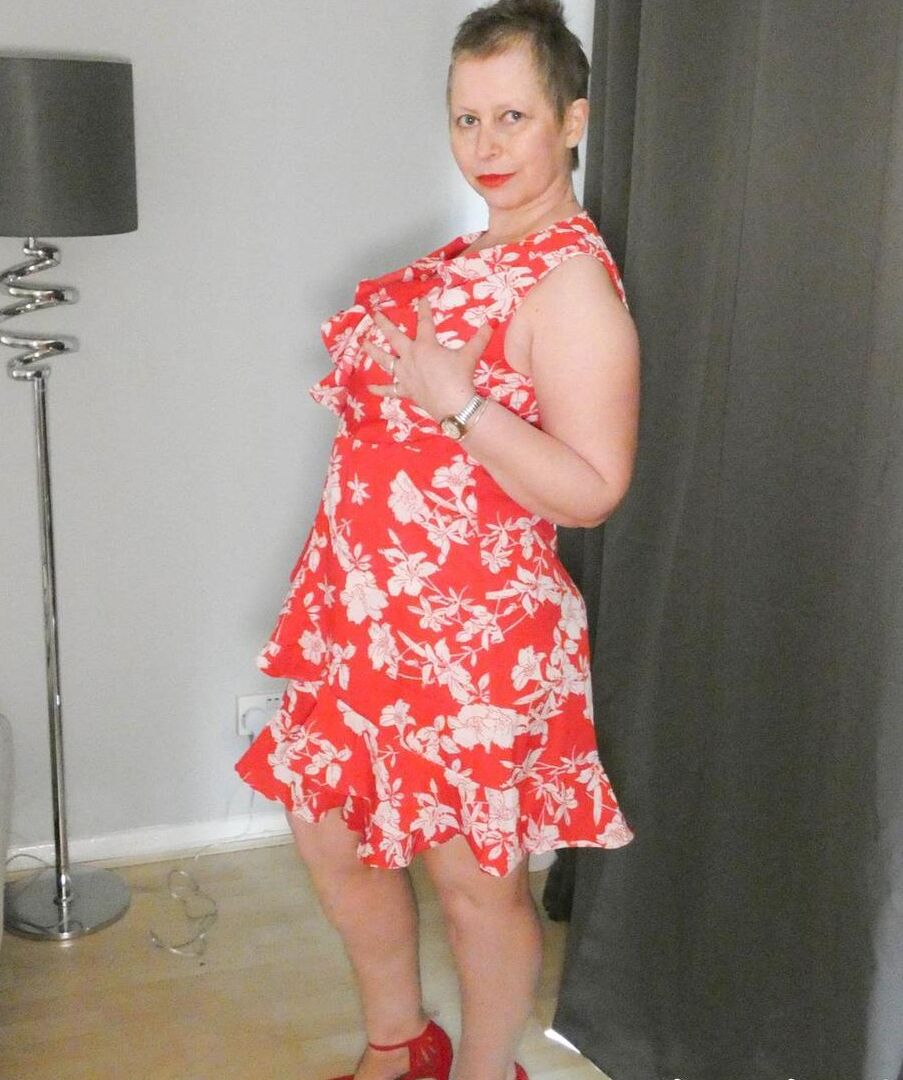 16P Amadora madura Posh Sophia expõe sua bunda grande e arrebata em saltos vermelhos
