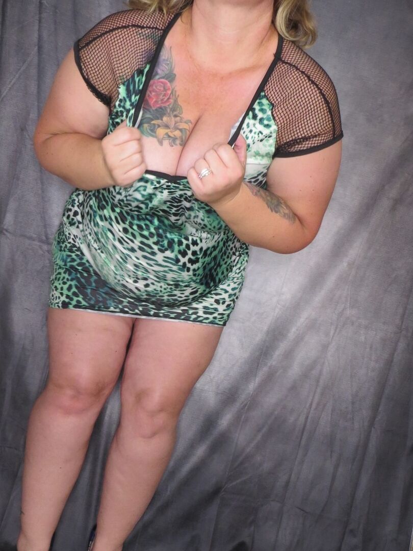 20P La plantureuse amatrice obèse Kris Ann enlève une robe et un string pour poser nue