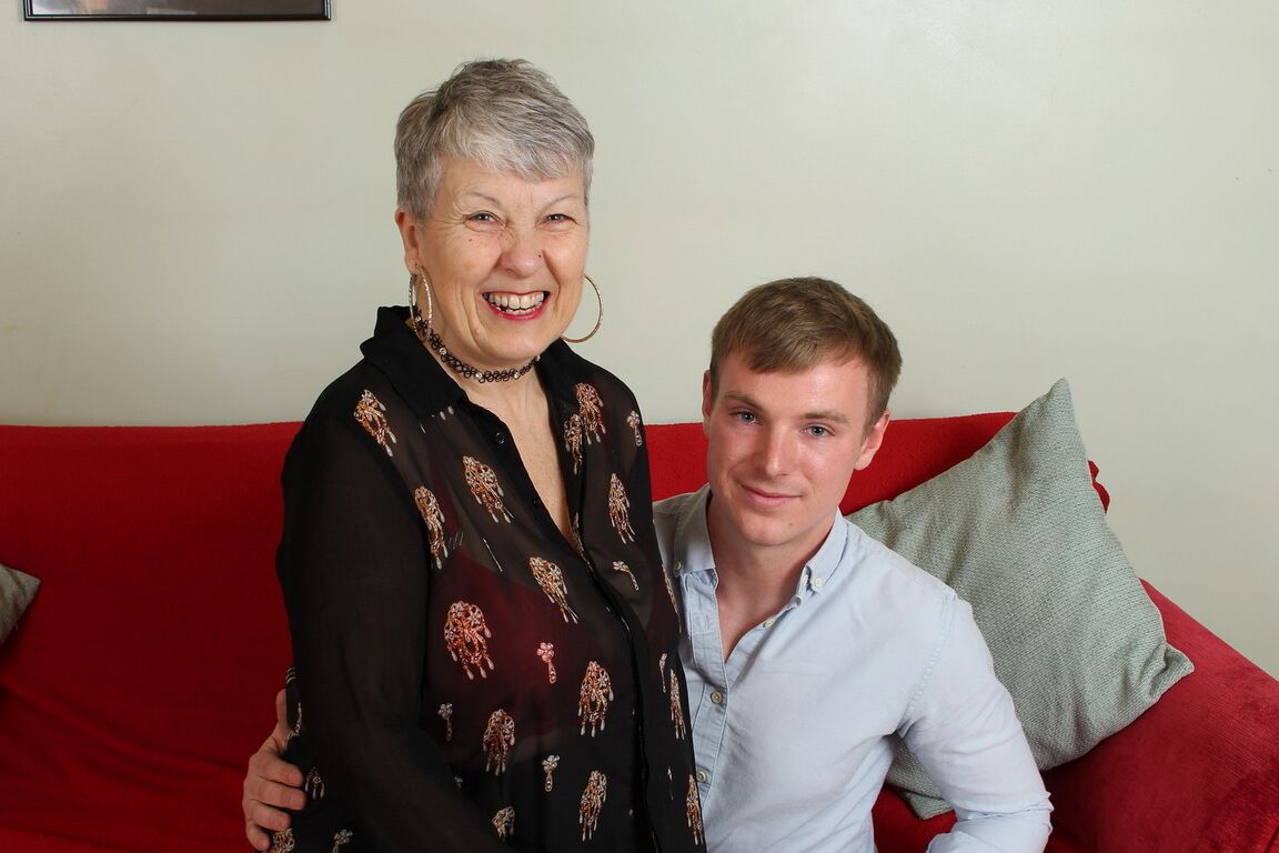 16P Ama de casa británica infiel es follada por su joven amante en un sofá