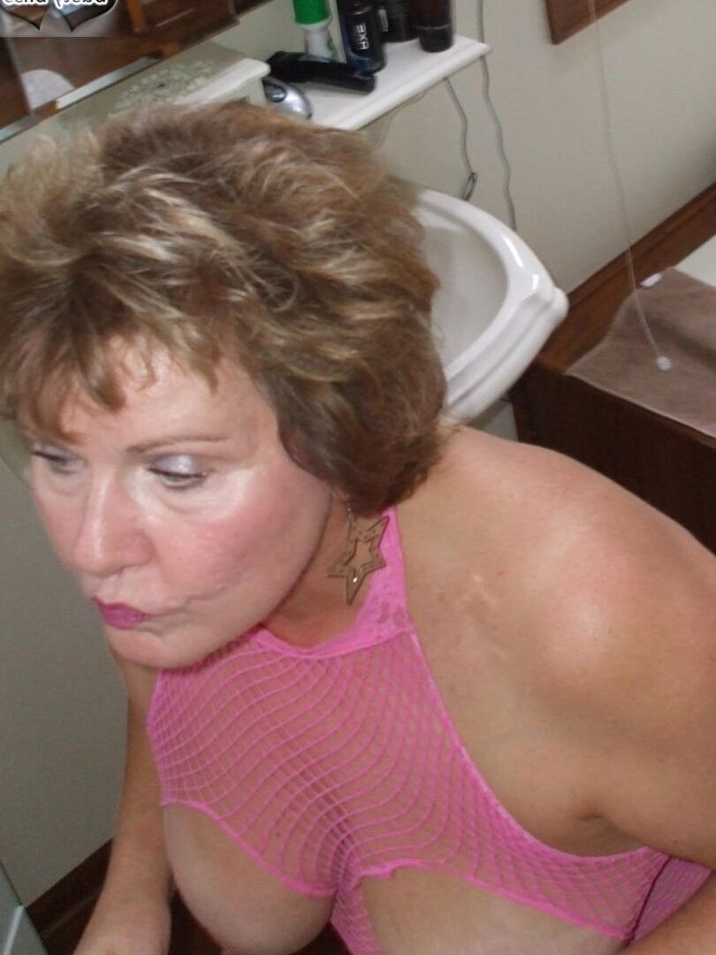 16P Busty Bliss, amateur mature, se touche après avoir montré ses seins