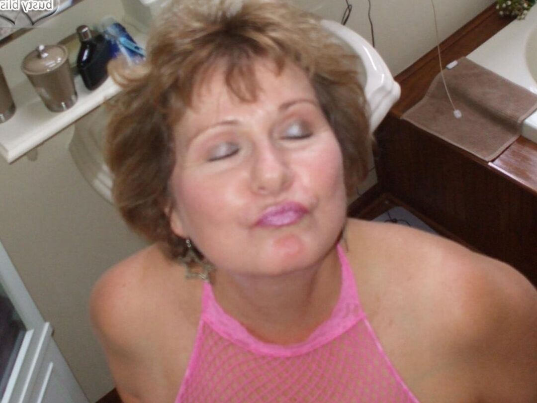 16P Busty Bliss, amateur mature, se touche après avoir montré ses seins
