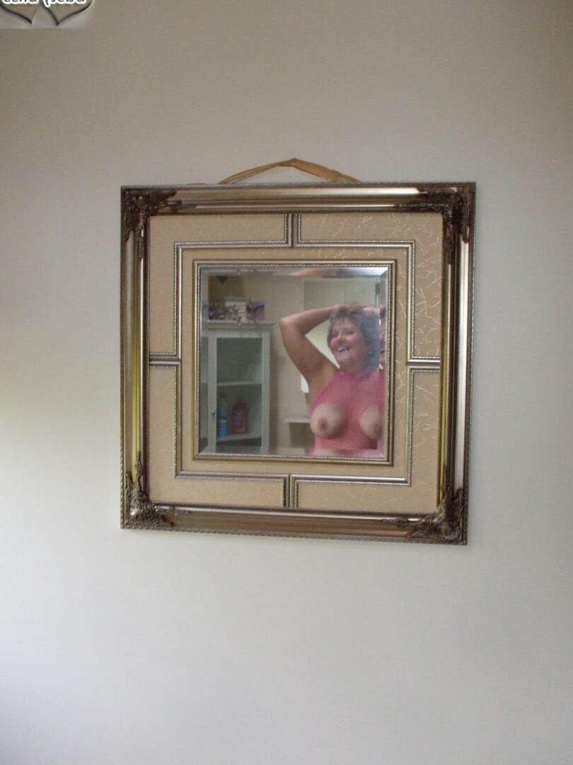 16P Busty Bliss, amateur mature, se touche après avoir montré ses seins