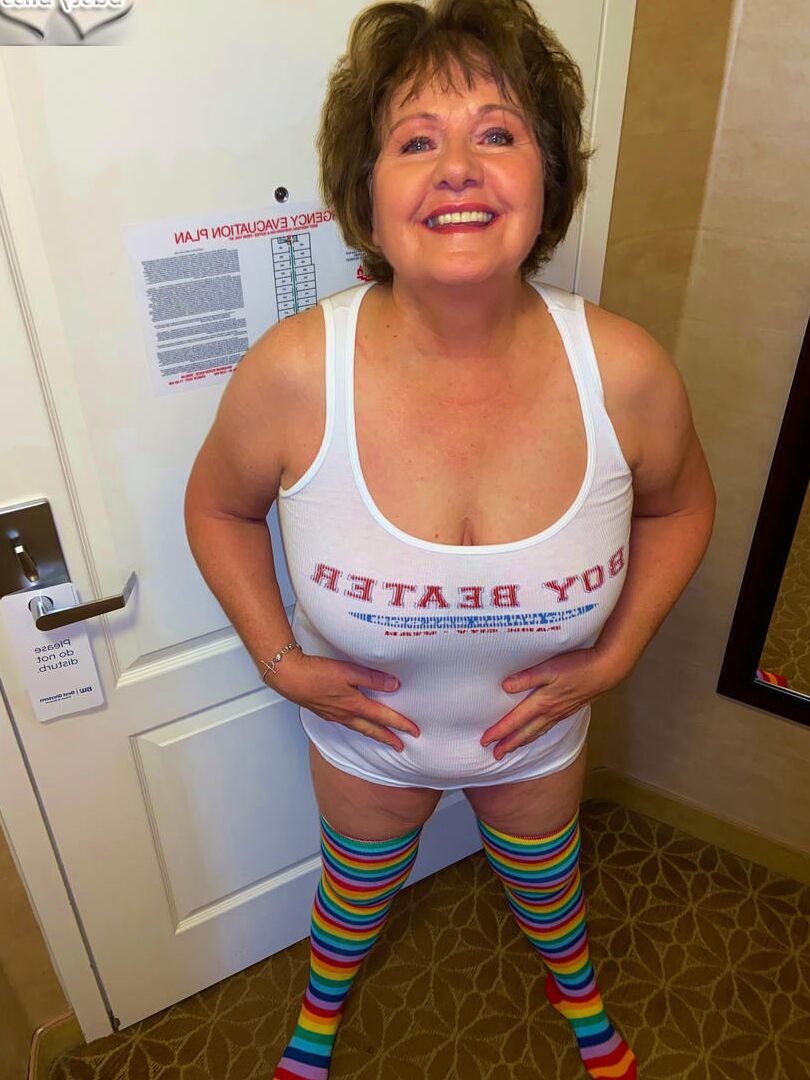 16P Busty Bliss, âgée et grasse, découvre ses gros seins avant de se masturber dans de longues chaussettes