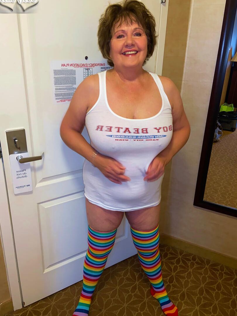 16P Busty Bliss, âgée et grasse, découvre ses gros seins avant de se masturber dans de longues chaussettes