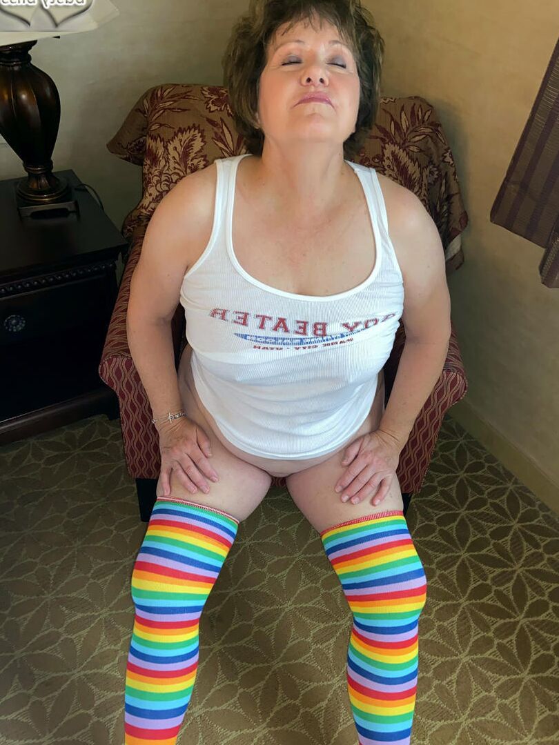 16P Busty Bliss, âgée et grasse, découvre ses gros seins avant de se masturber dans de longues chaussettes