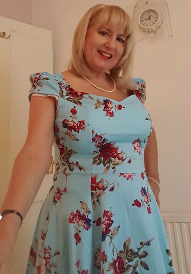 18P Vestido de caminhada Lorna Blu maduro e elegante para espalhar os lábios da buceta