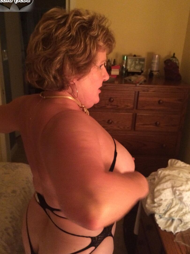 16P A ruiva madura Busty Bliss lambe os lábios antes de mostrar seus grandes seios naturais