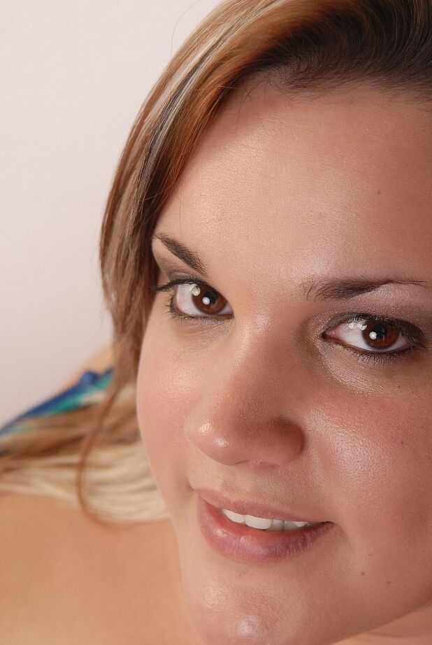 16P A garota gorda Kristina está deslizando os dedos profundamente em seu fragmento de conversa