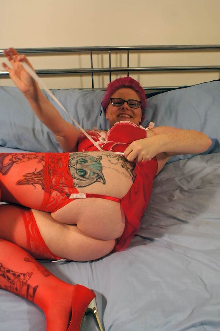 16P A amadora ruiva Mollie Foxxx exibe sua buceta em meias vermelhas e salto alto